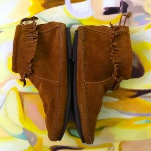 Minnetonka “hardsole” suede fringe ankle boots sz8